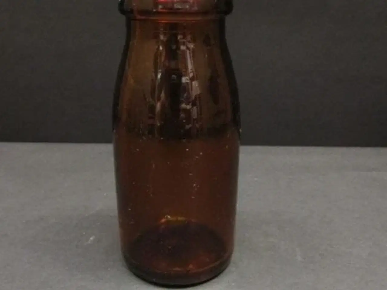 Billede 1 - Mælkeflaske Brun - MEGET  SJÆLDEN - 1/4 L. 16x6 cm  - Kun brugt på et lille mejeri - Uden skår.
