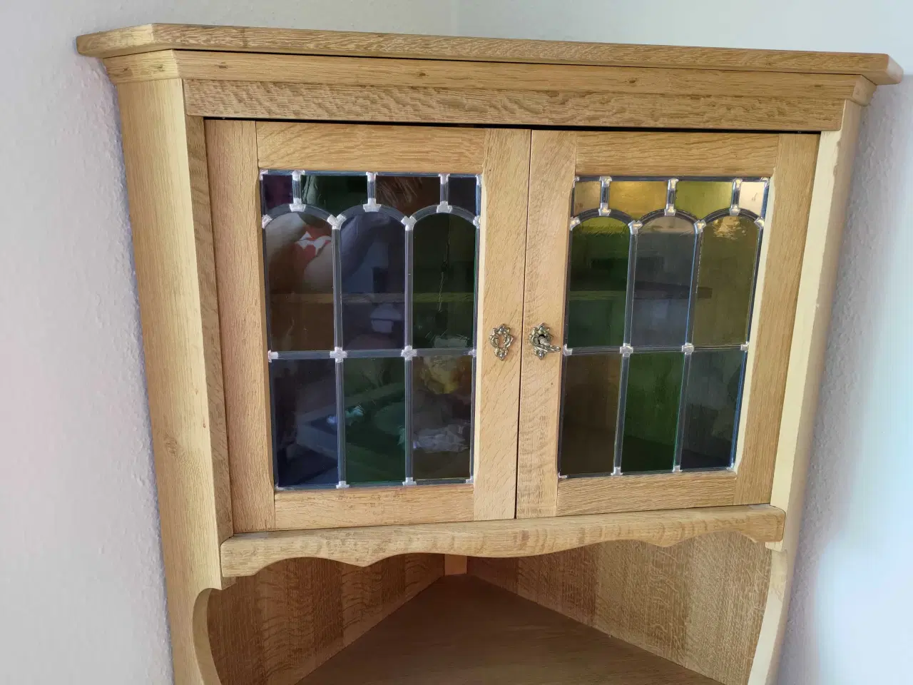 Billede 2 - Hjørneskab i afsyret egetræ.