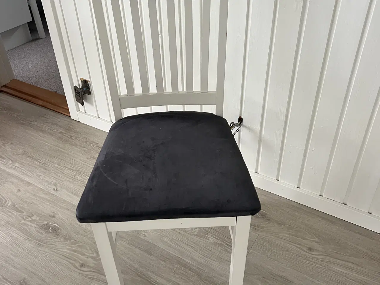 Billede 1 - Spisebord med 2 tillægsplader og 8 stole