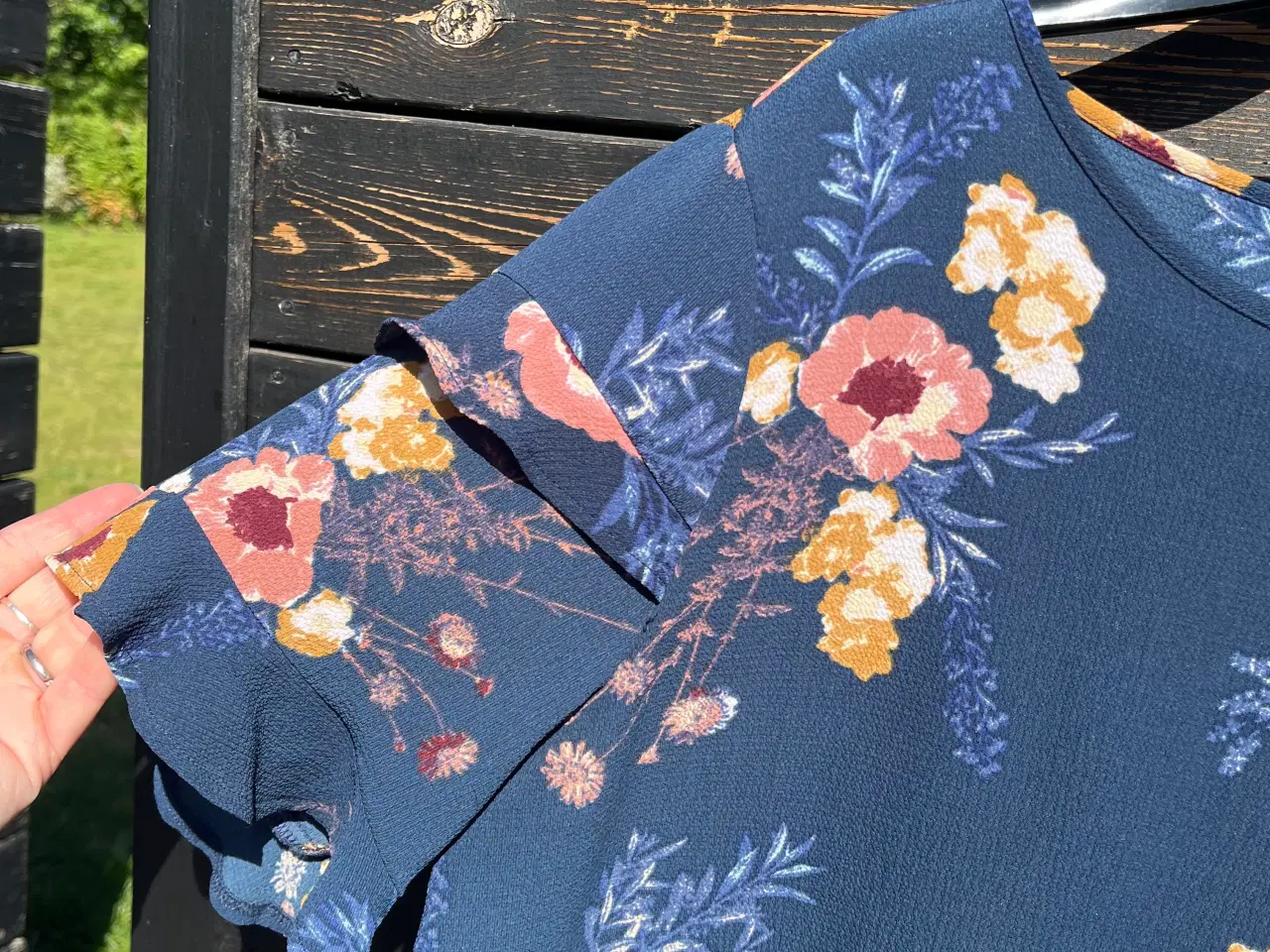 Billede 2 - Mørkeblå kjole med blomstret motiv