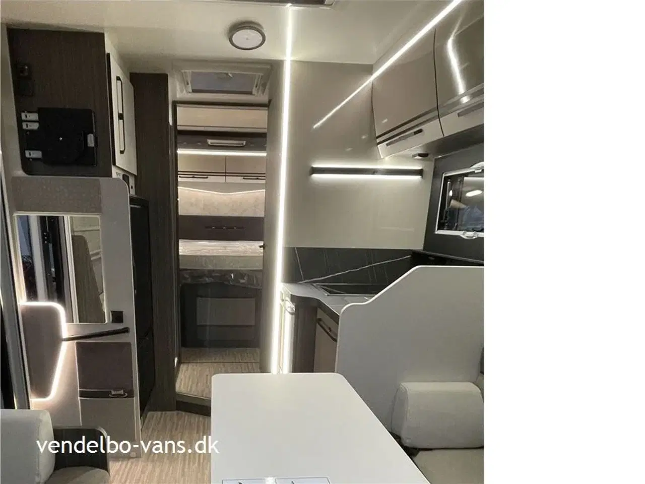 Billede 13 - 2026 - McLouis Nevis Lounge og stor højdejusterbar dobbeltseng bag + dobbeltseng foran