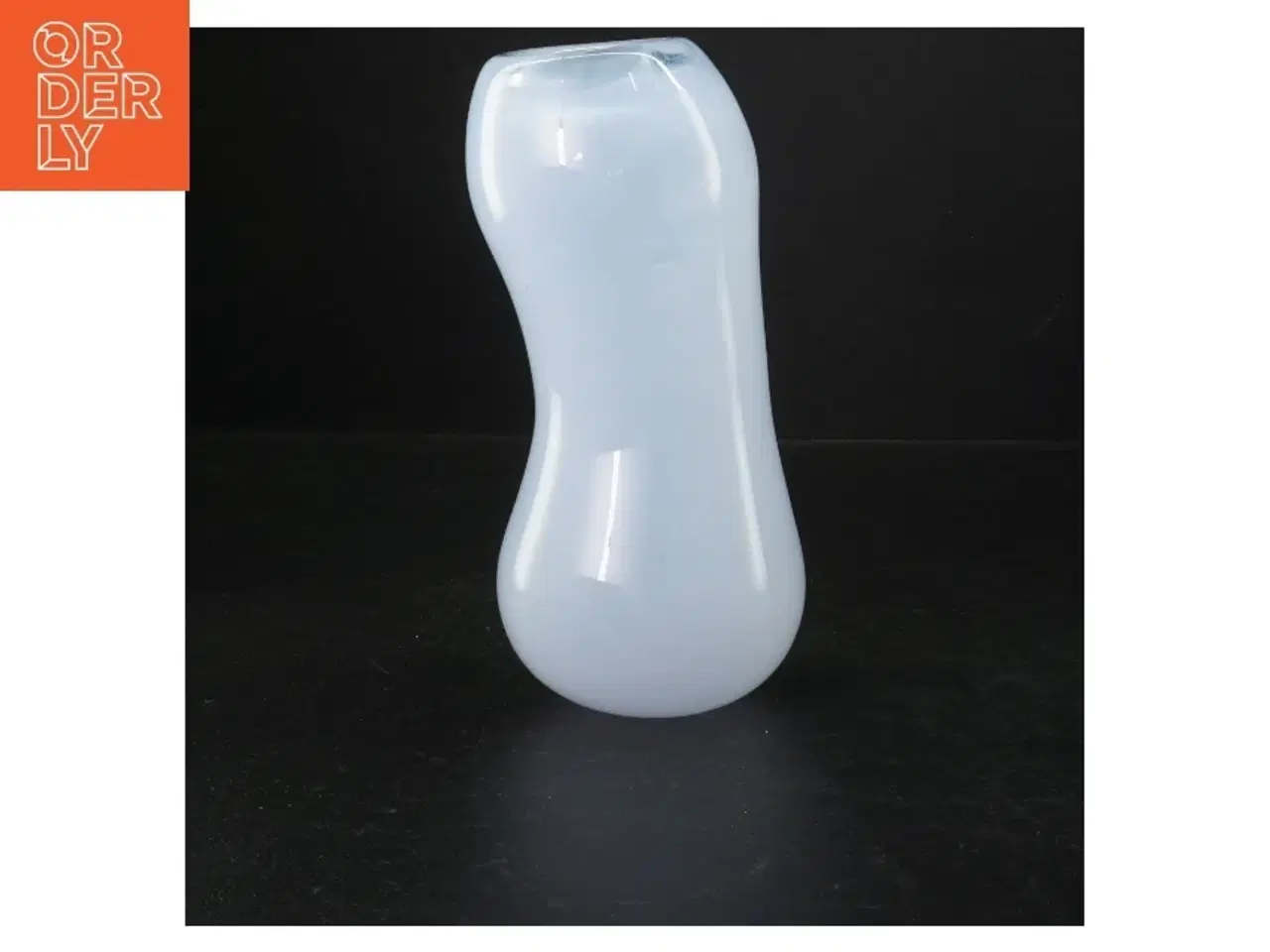Billede 1 - Hvidt opalglasvase (str. H. 20 cm)