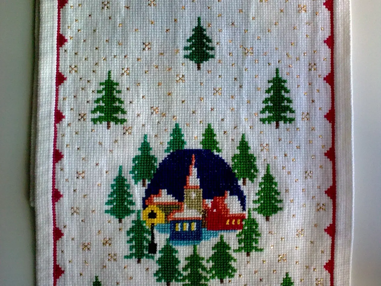 Billede 9 - Hvid bordløber m guldstjerner korssting