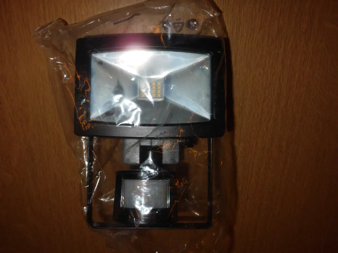 Billede 2 - LED udvendig spotlampe med sensor.
