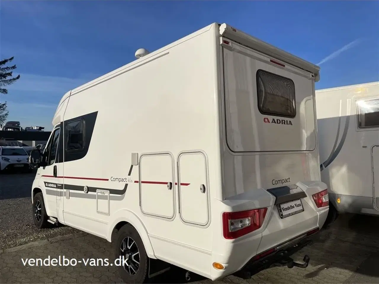 Billede 3 - 2018 - Adria Compact SLS   Smal camper på under 6 m længde - tryk på knappen og den vokser!