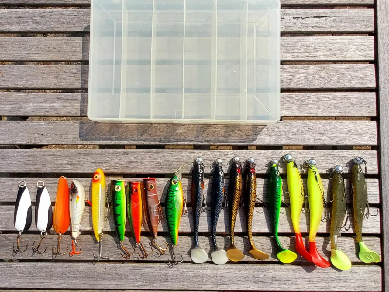 Billede 1 - Boks med fede agn til sommergedderne 