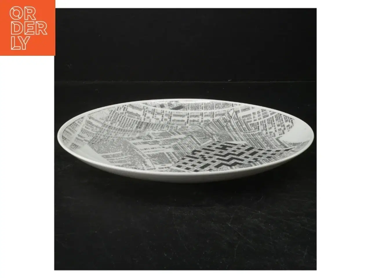Billede 2 - Dekorativ tallerken med avistryk fra Gyrr og Gæster (str. Ø. 25 cm)