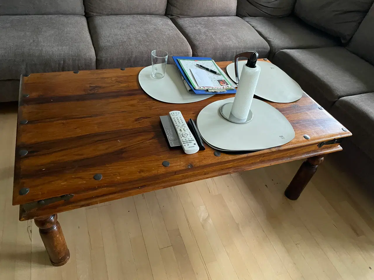 Billede 1 - Solidt sofabord i mørkt træ