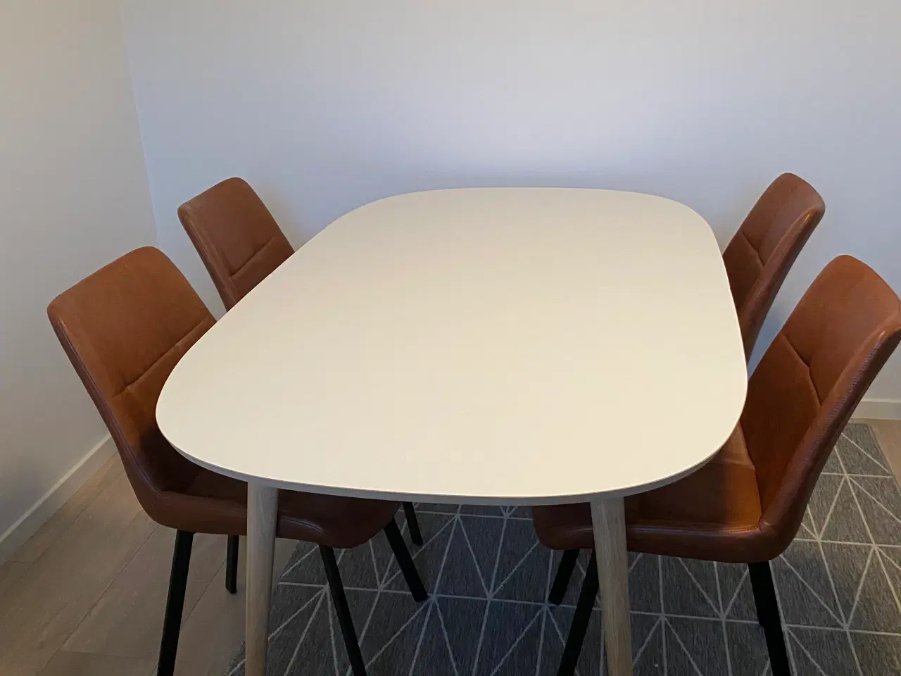 Billede 3 - Spisebord med seks stole