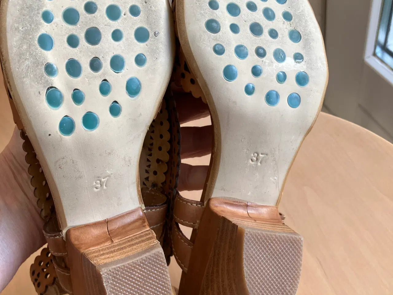 Billede 6 - Everybody skindsandal str. 37, med 5-6 cm hæl 