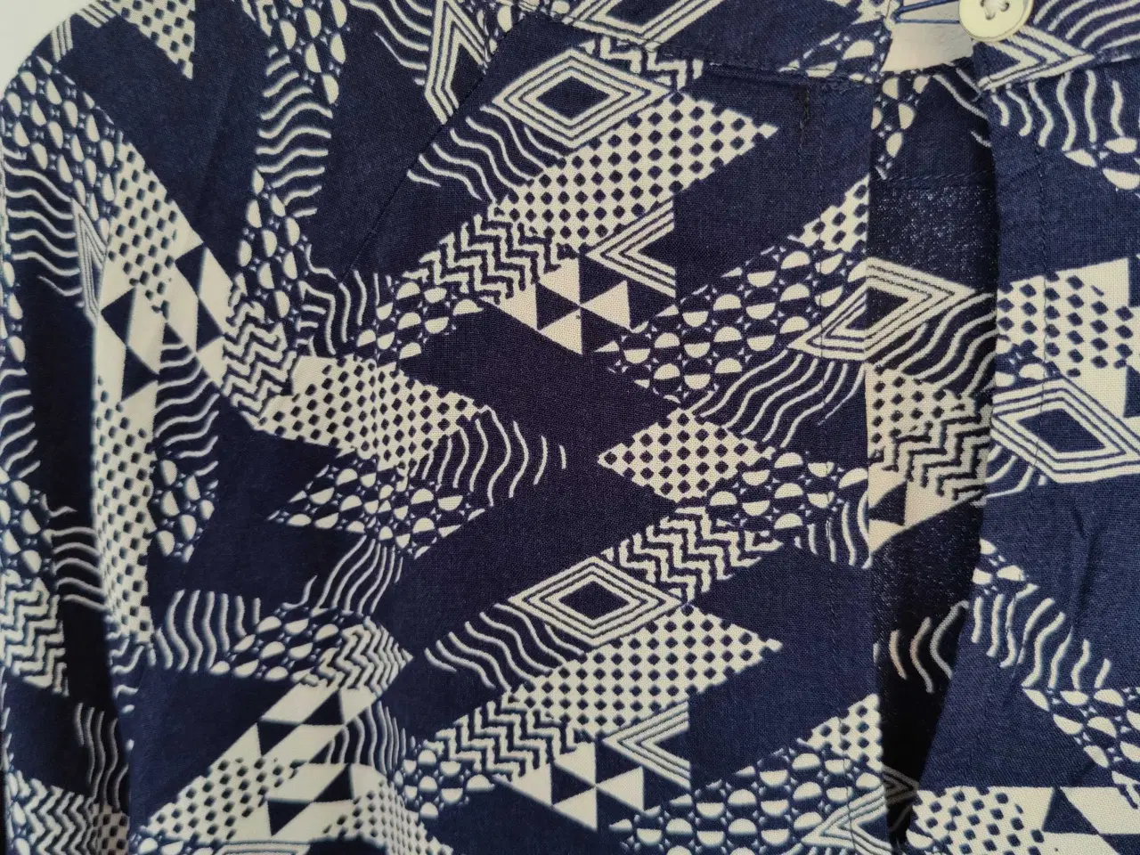 Billede 5 - Mønstret viskose bluse
