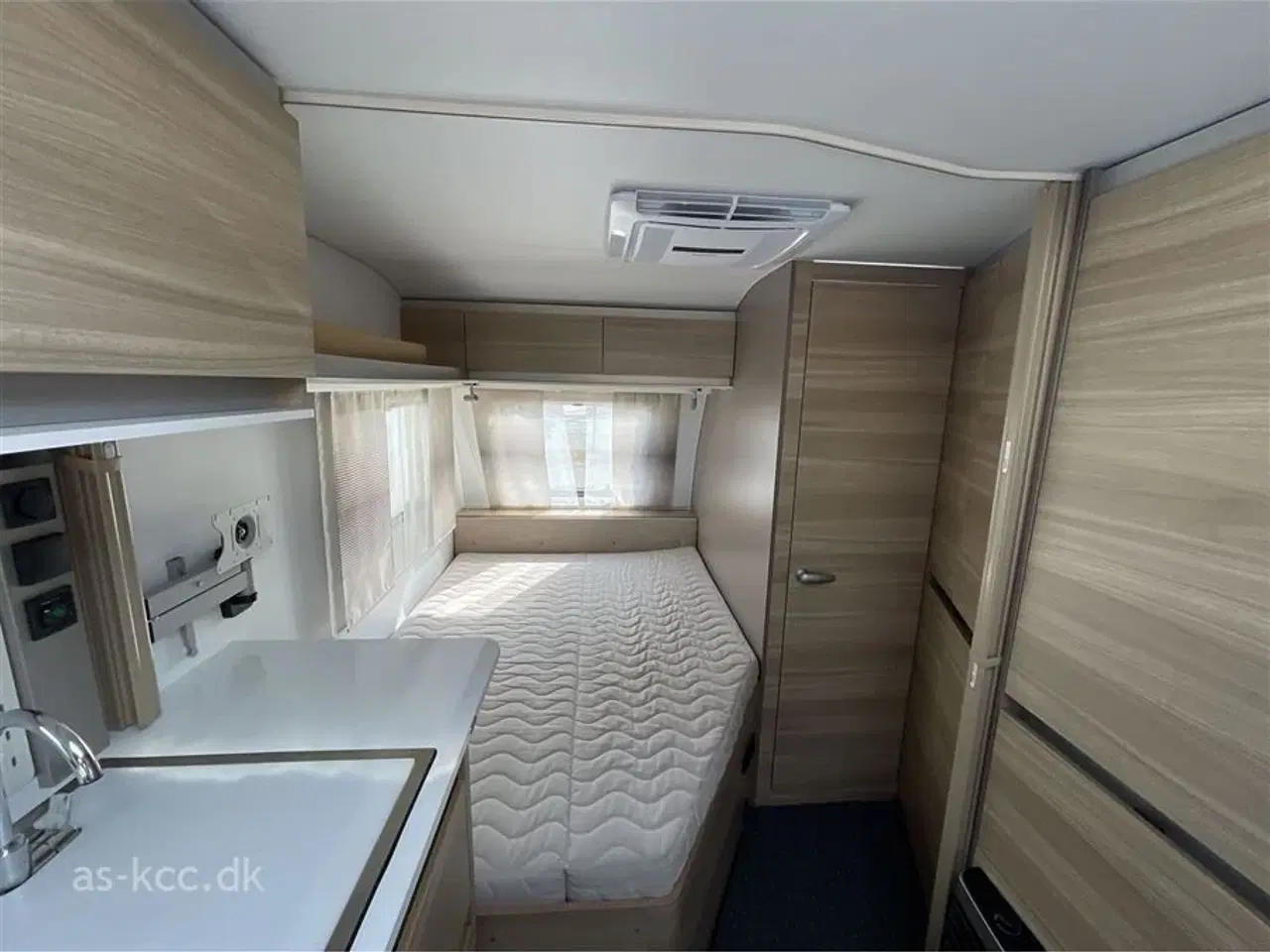 Billede 3 - 2015 - Adria Altea 472 PU   Adria Altea 472 PU årgang 2015.XT mover, Markise med sider, Air Con, Sun Shine uden front, Isabella Commodore 3 m telt, Cosy Corner.
