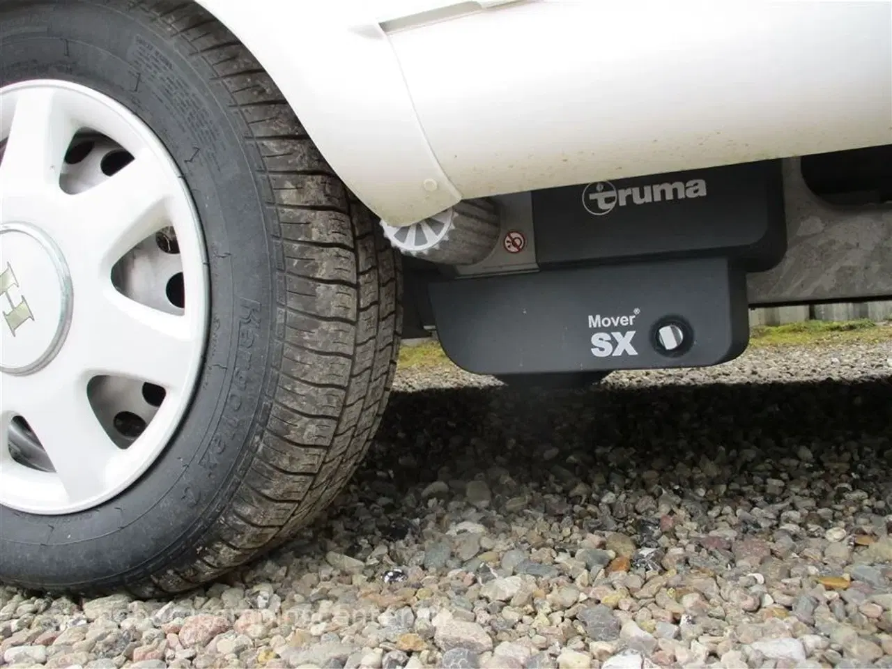 Billede 12 - 2022 - Hobby Prestige 540 UL   Der medfølger en Truma smart A mover inkl. Batteri, Lader og montering.