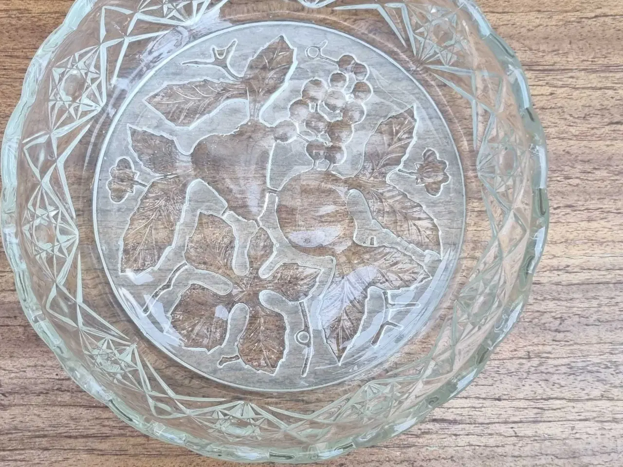 Billede 1 - Ældre skål i presset glas. 