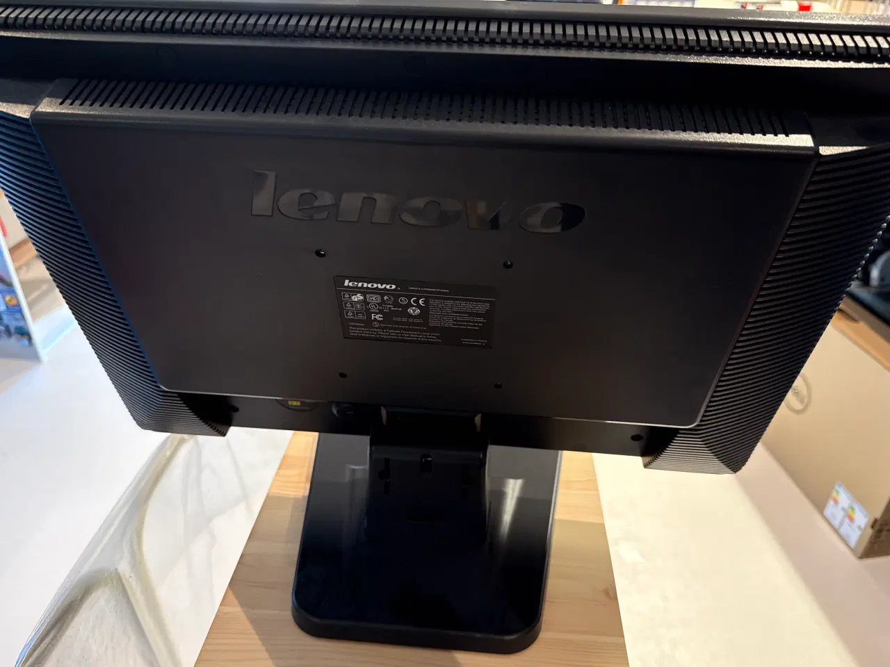 Billede 2 - 24” Lenovo skærm.