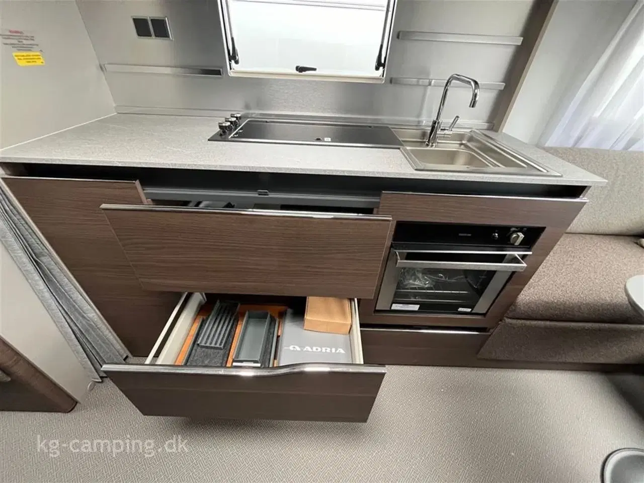 Billede 9 - 2026 - Adria Alpina 613 UT Alde Centralvarme   Lækker enkeltsengs vogn med Alde centralvarme!