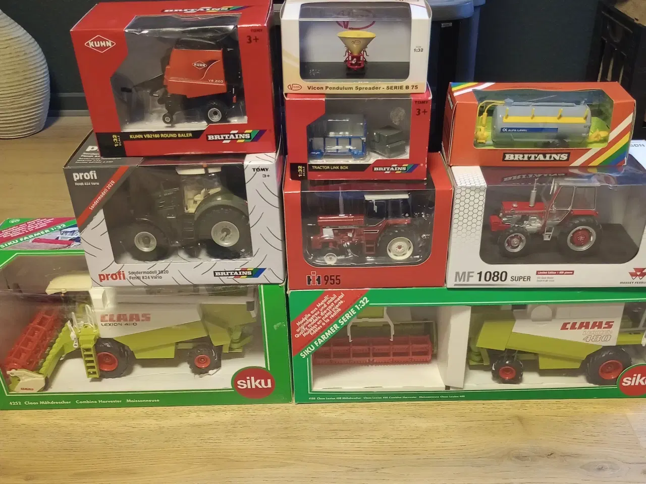 Billede 1 - Model traktor , mejetærsker, redskaber.