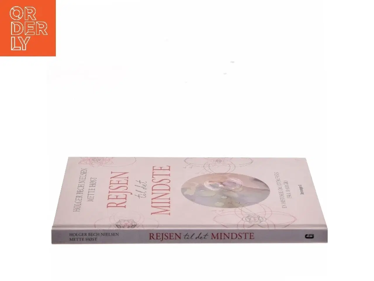 Billede 2 - Rejsen til det mindste : en historie om atomfysik (fra 10 til 100 år) af Mette Høst (f. 1960) (Bog)