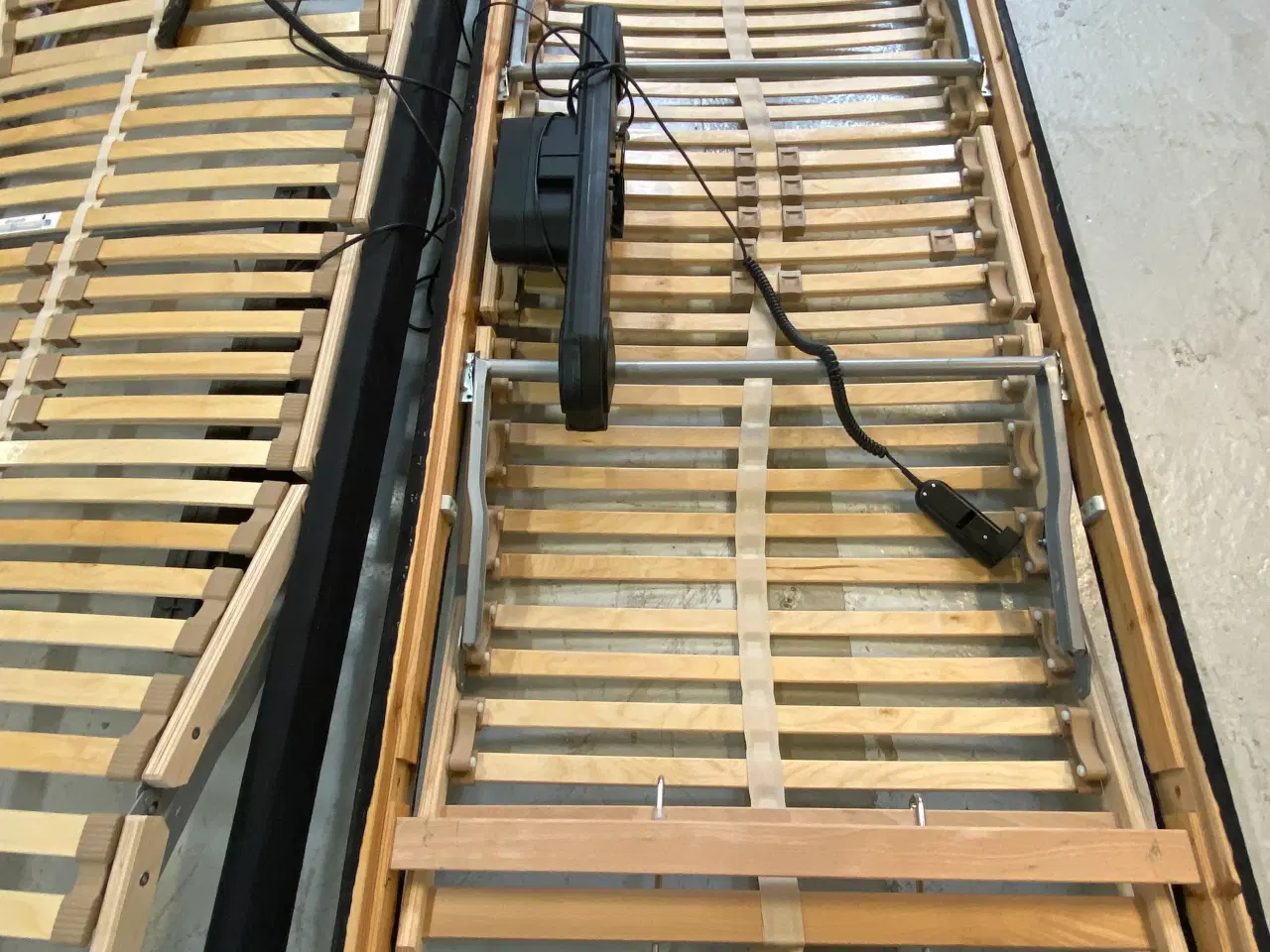 Billede 1 - Sengebunde, 2 stk og topmadrasser