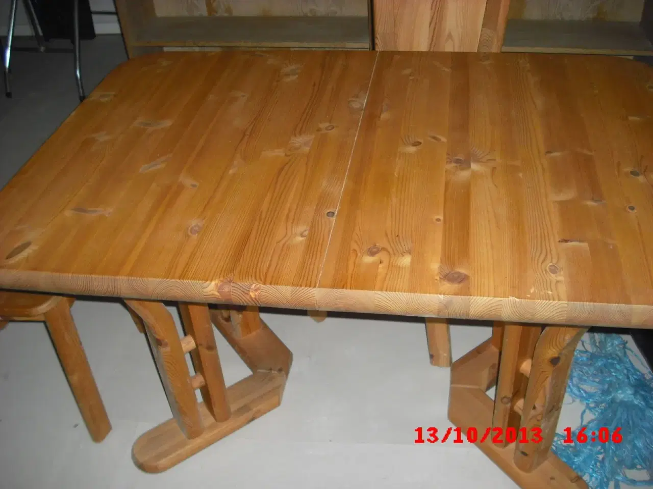 Billede 1 - Spisebord i træ sælges