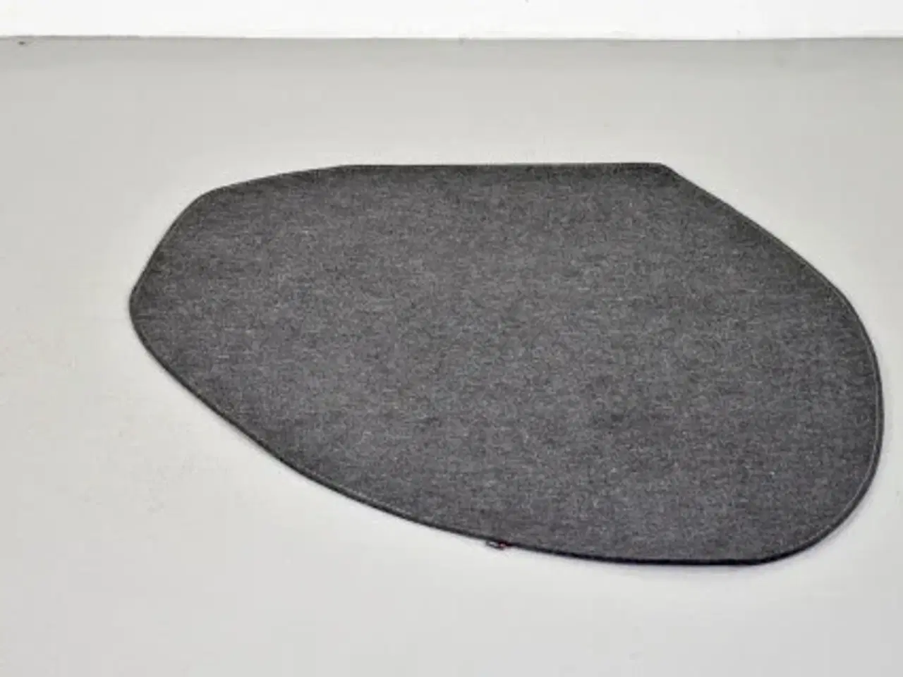 Billede 2 - Fraster pebble gulvtæppe i mørkegråt filt