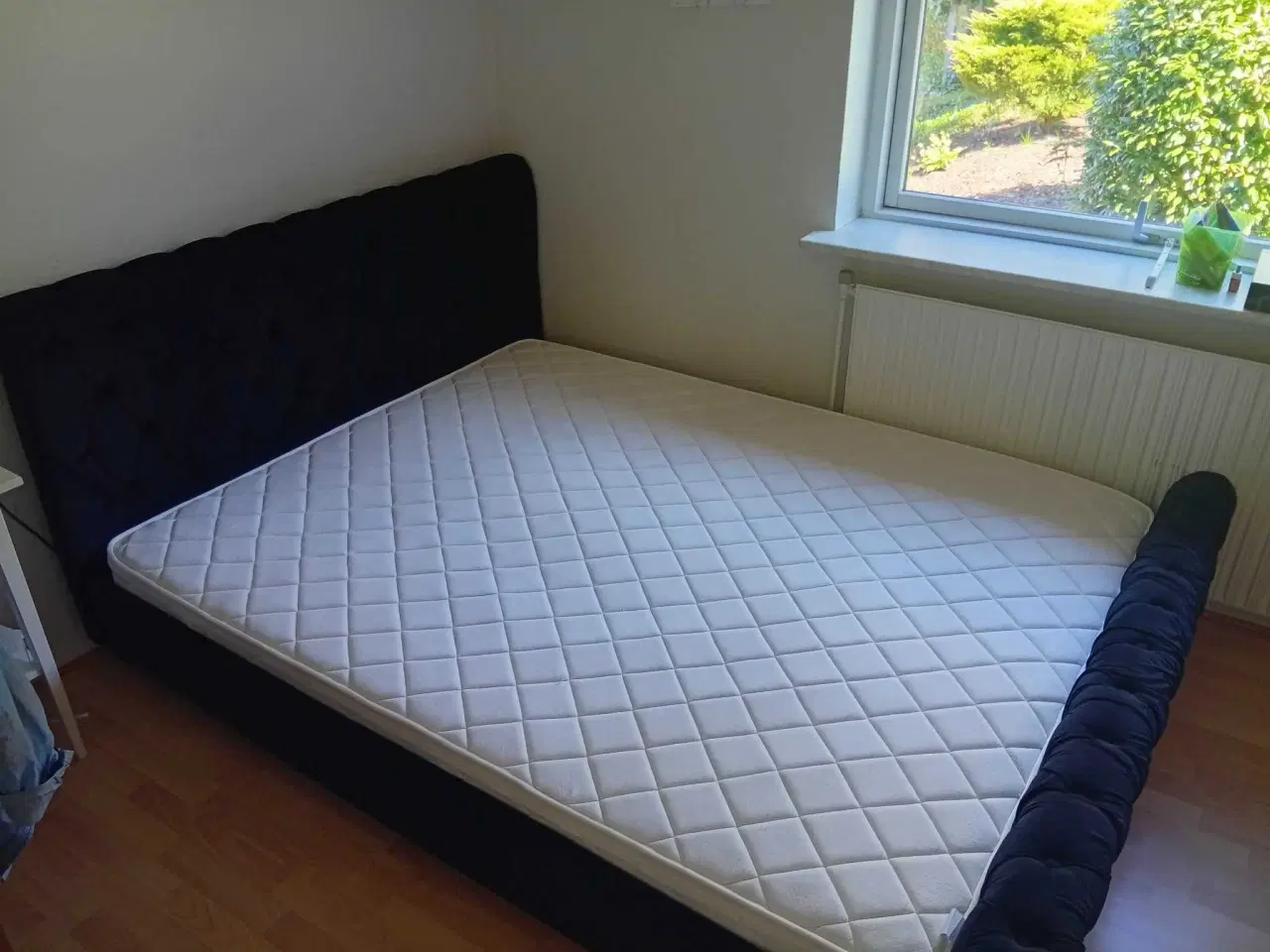 Billede 3 -  seng (160x200) og madras fra Beliani