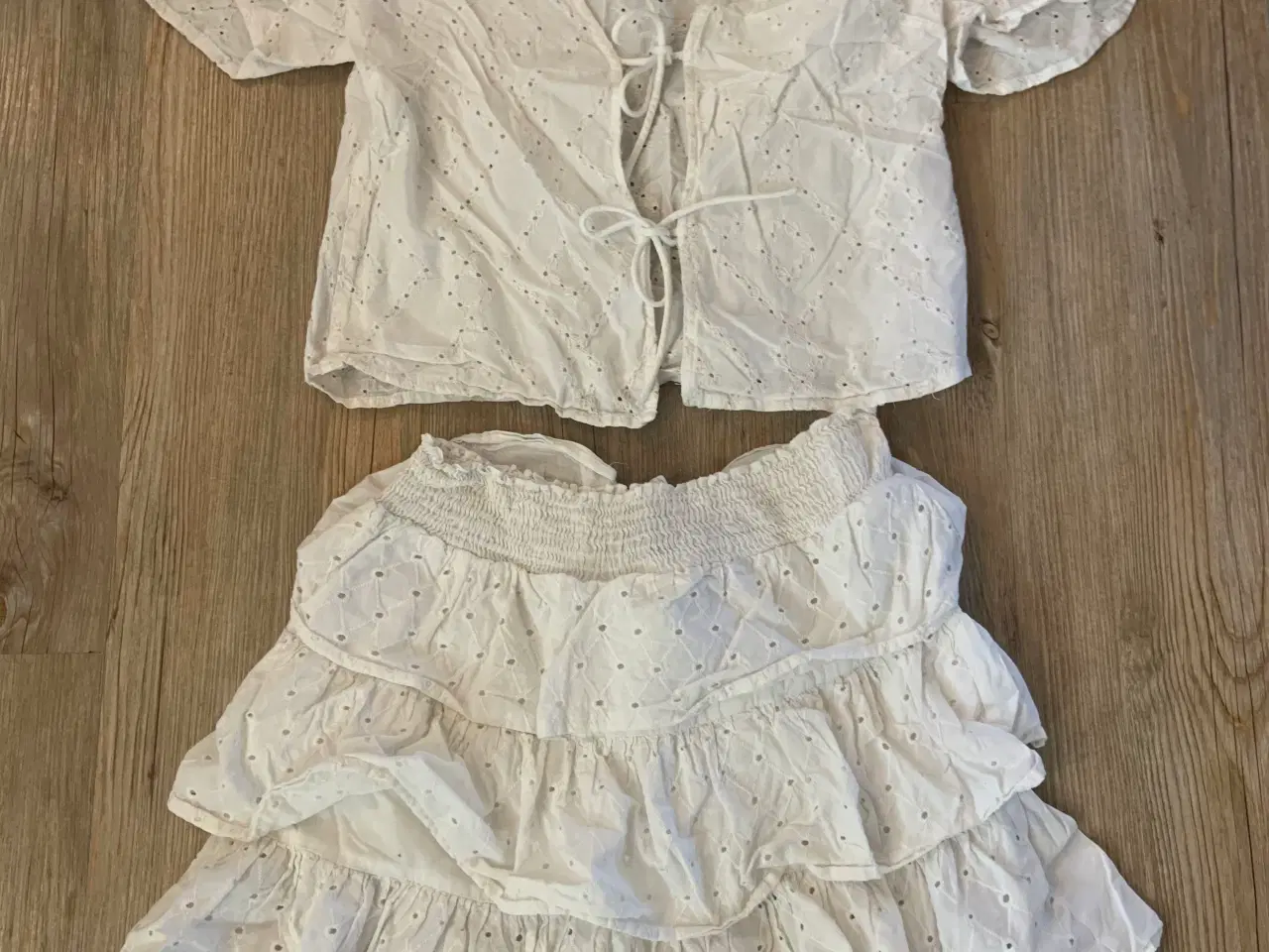 Billede 1 - Nederdel og top str. Small