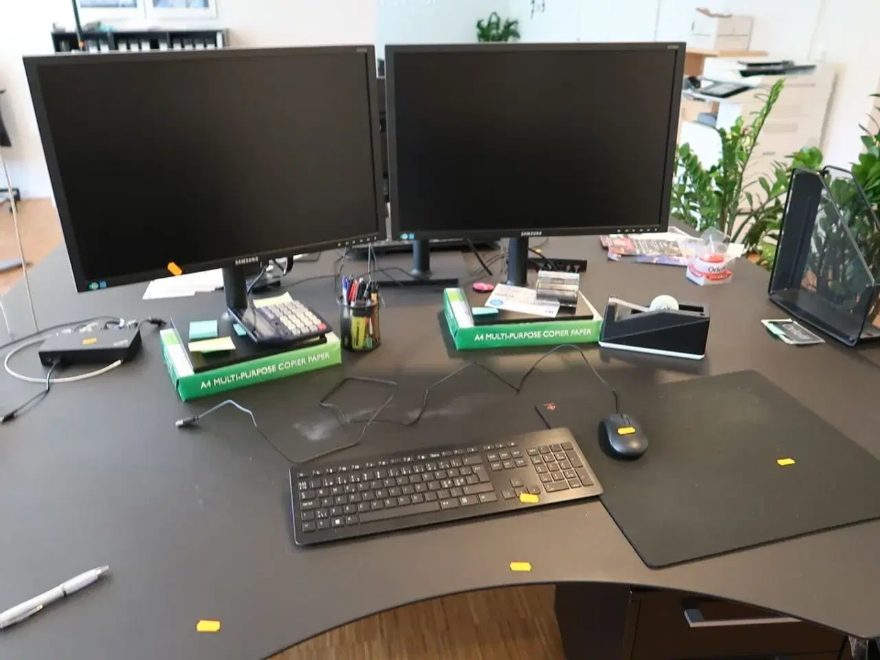 Billede 1 - 2 stk. computerskærme SAMSUNG S24E650, tastatur, mus, dockingstation