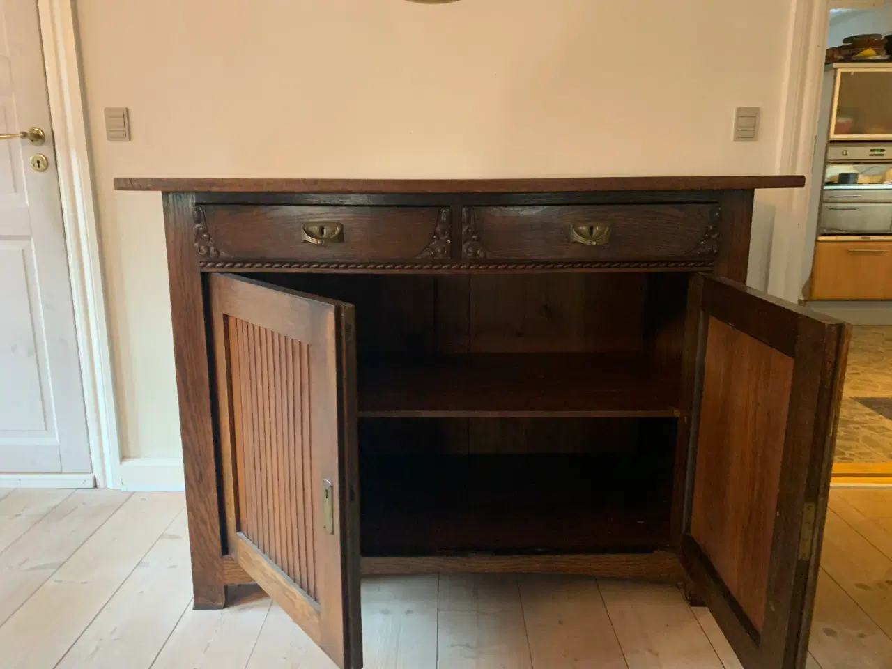 Billede 3 - Rummeligt underskab med hylder