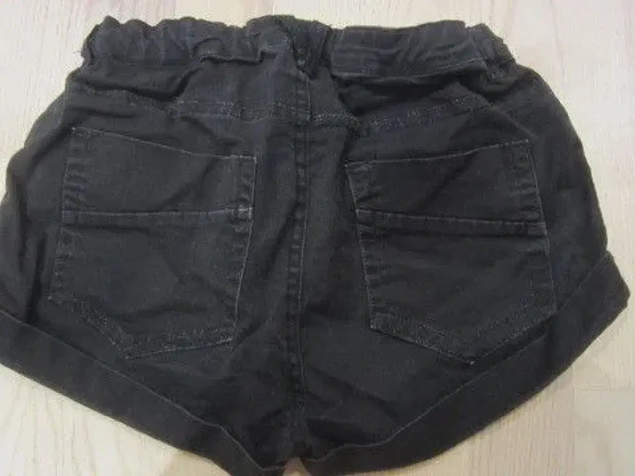 Billede 2 - Str. 158/164, sorte elastiske shorts