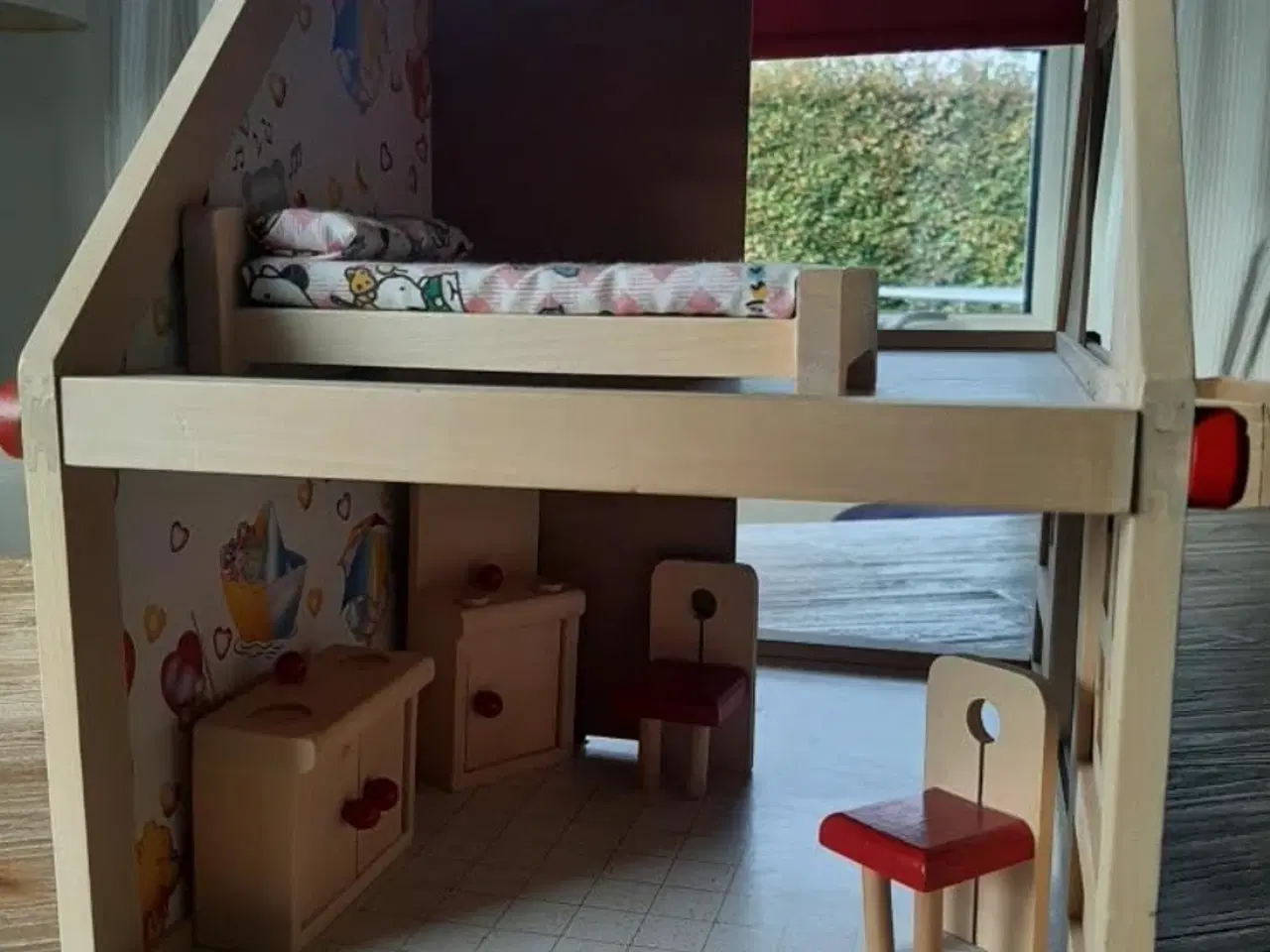 Billede 2 - Dukke hus i træ med træ møbler.