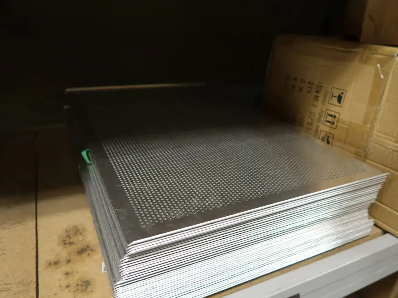 Billede 1 - 5 stk. Bageplade L600 x B400 mm perforeret m/ 2 buk - Restlager