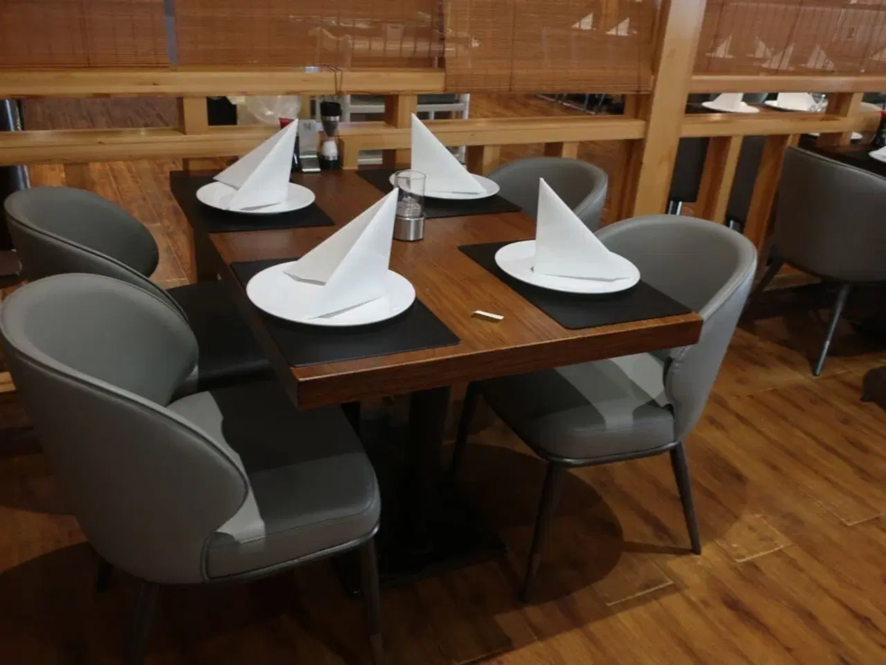 Billede 1 - 3 borde og 12 nye stole
