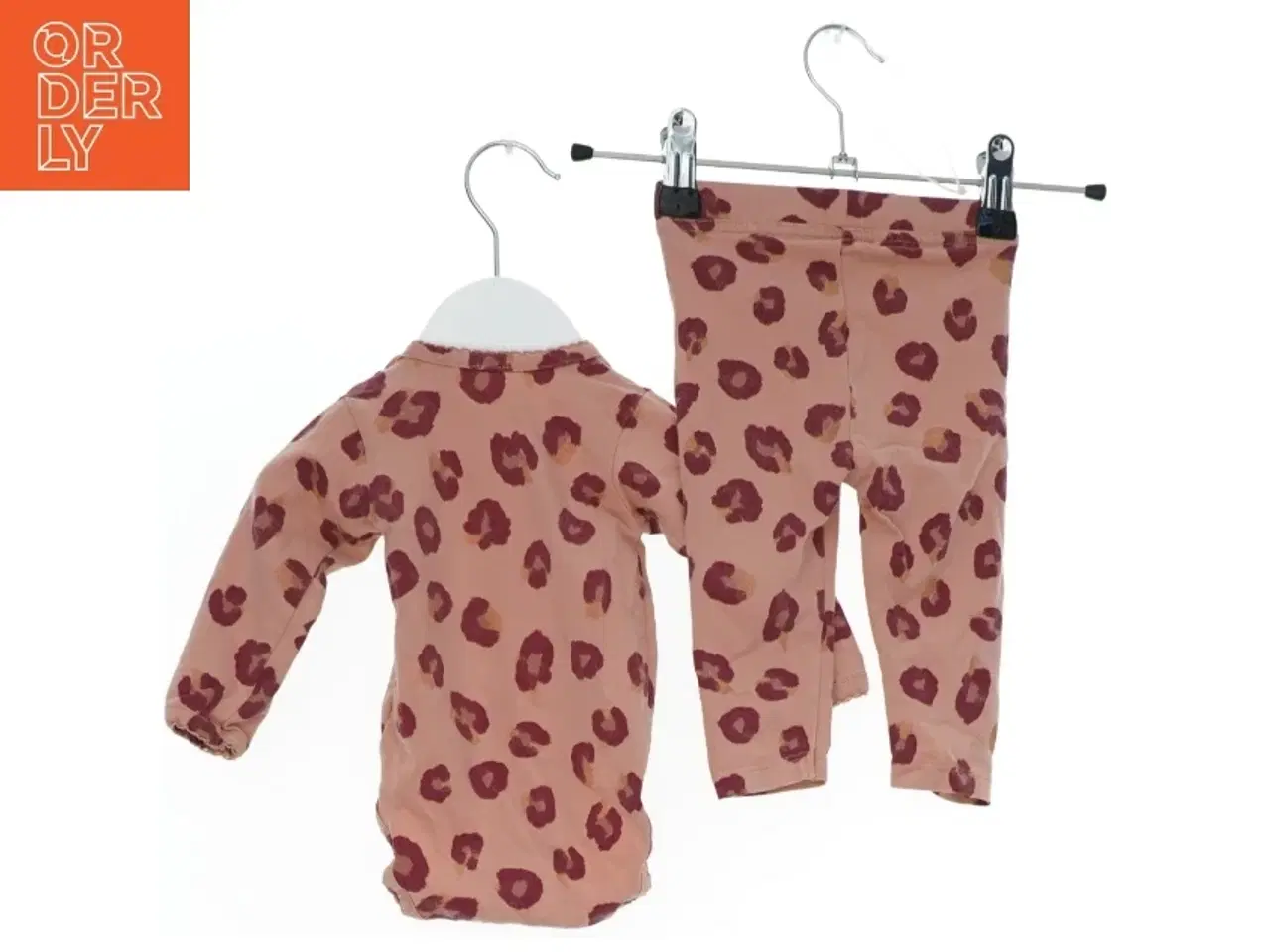 Billede 2 - Baby dragtsæt med leopardprint fra Petit (str. 62)