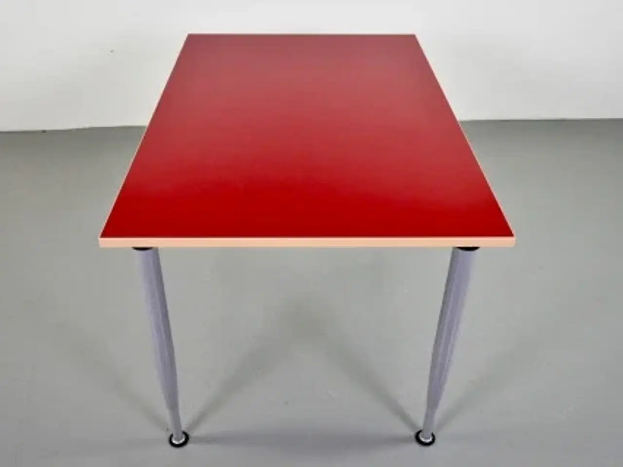 Billede 2 - Kinnarps konferencebord med rød plade på grå ben