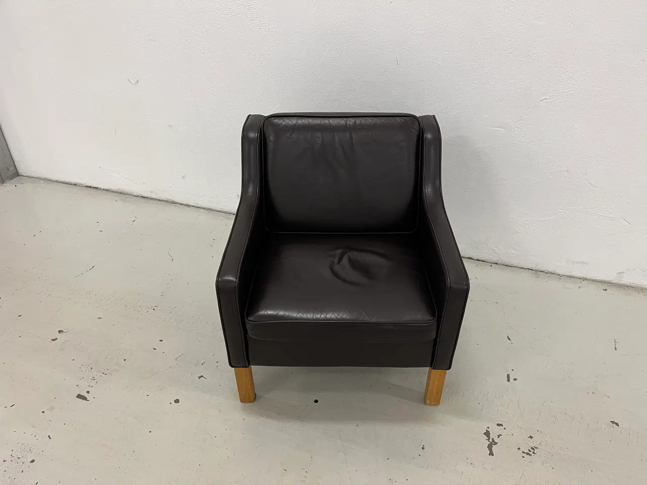 Billede 5 - Mogens Hansen MH195 lav stol i Dark Brown læder.