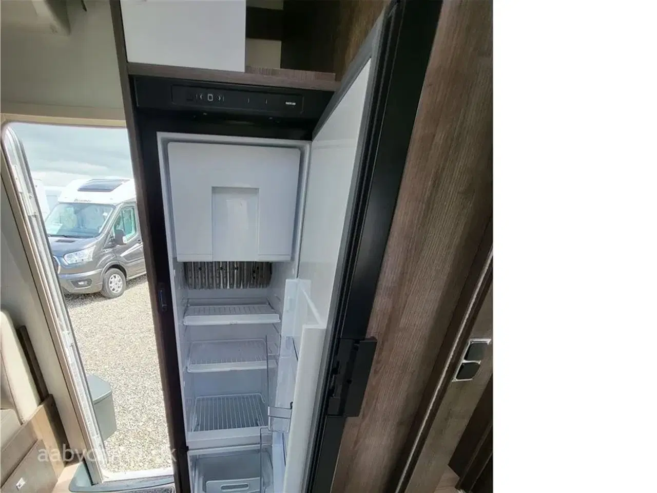 Billede 15 - 2024 - Benimar Tessoro T468 Special Edition   Automatgear. NK Pakke. solcelle. batteri. inverter. Maxxfan. markise. udvendigt bruseudtag. lædersæder. Kun 4600 Km!!!