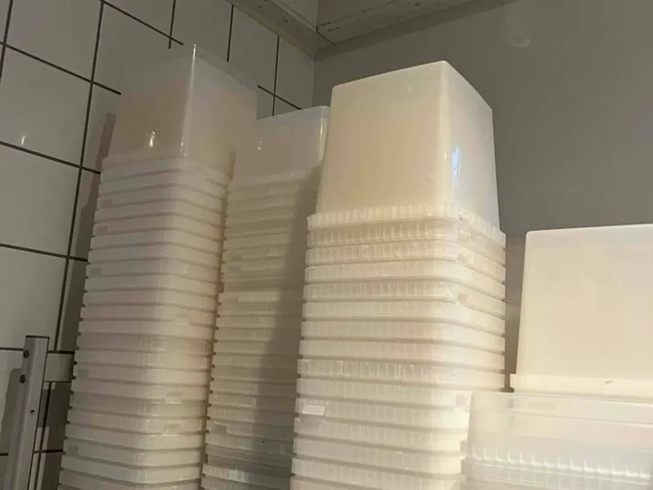 Billede 1 - Ca. 130 kondibøtter med låg