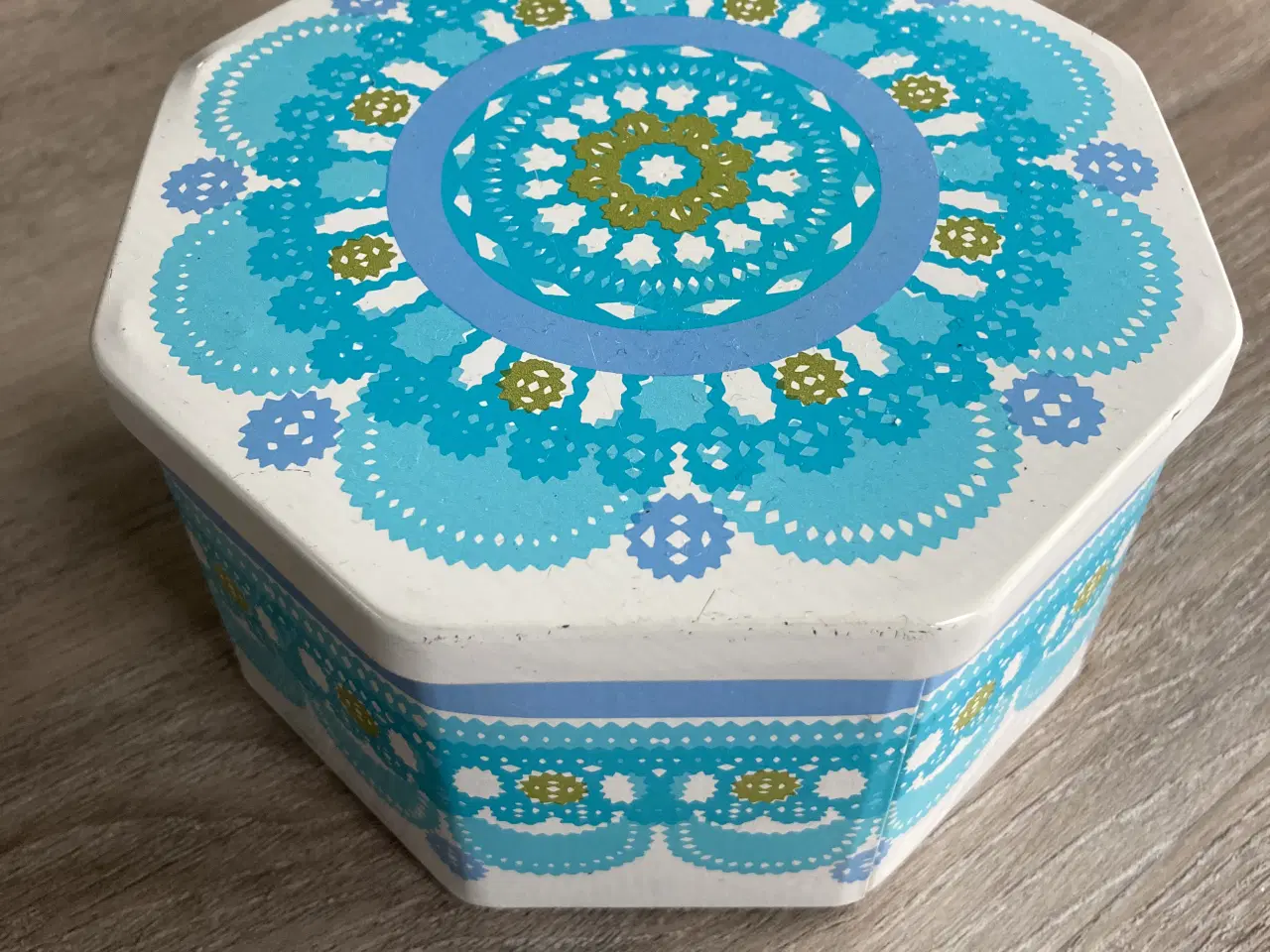 Billede 1 - Ottekantet metaldåse fra IRA