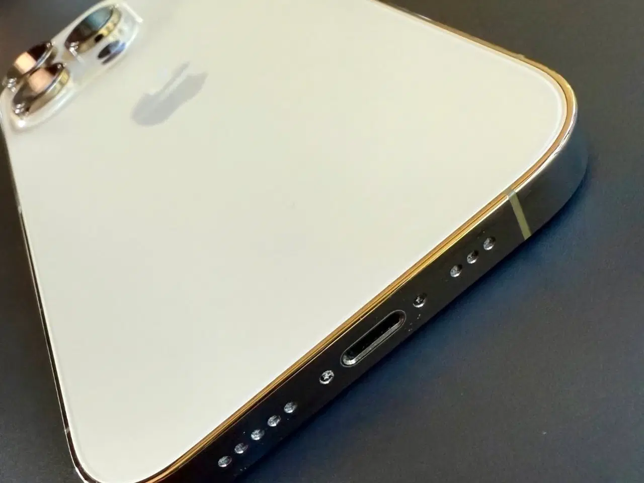 Billede 4 - iPhone 14 Pro • 512 GB • Guld • Flot stand