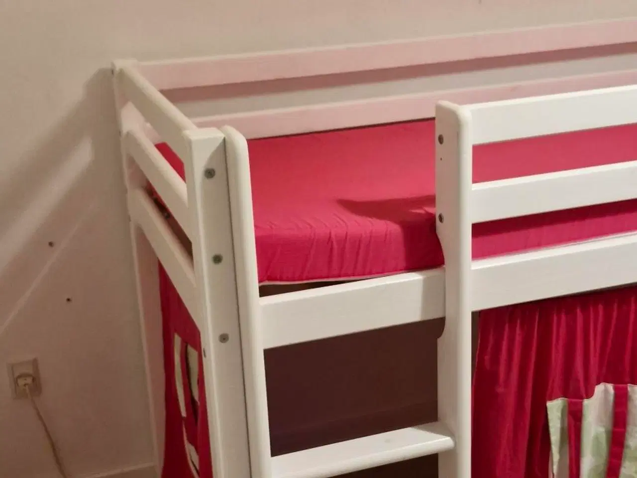 Billede 2 - Børneseng med hule