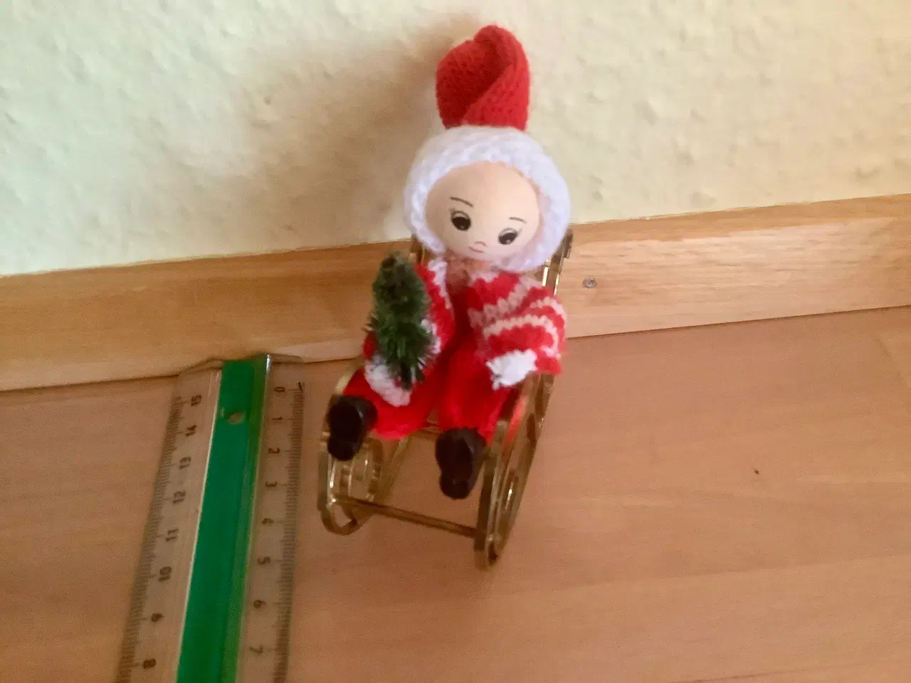 Billede 3 - Lille nisse i gyngestol med violin.