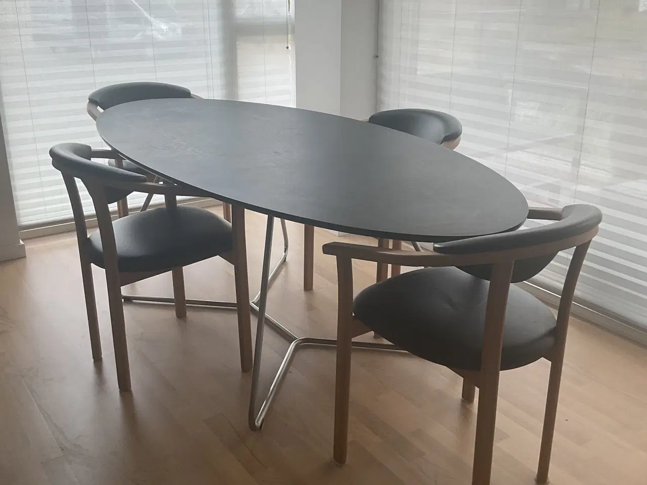 Billede 1 - Peter Boy Design ovalt spisebord i sort laminat