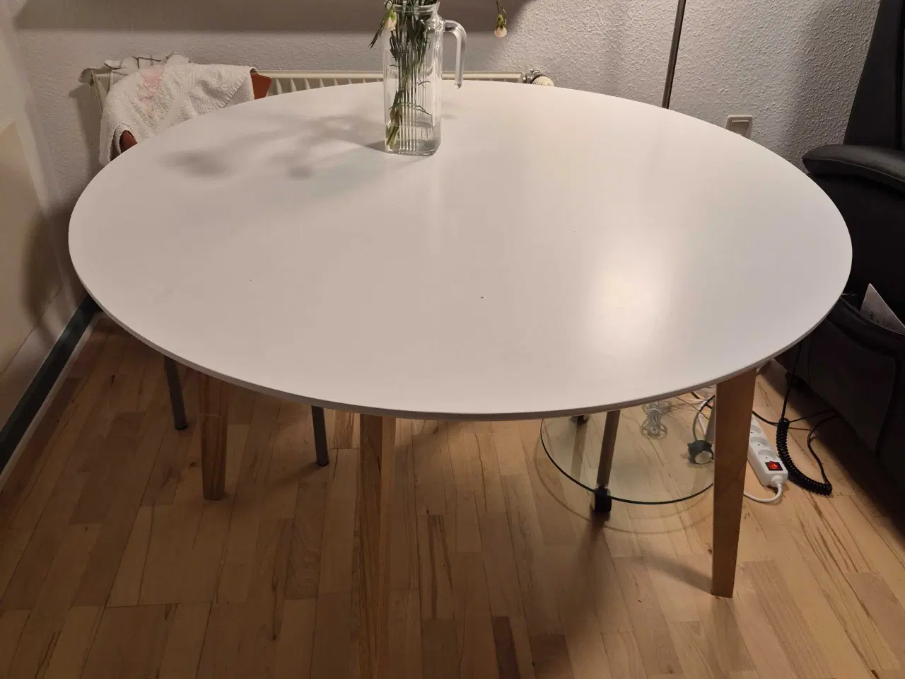 Billede 1 - Rundt hvidt spisebord 