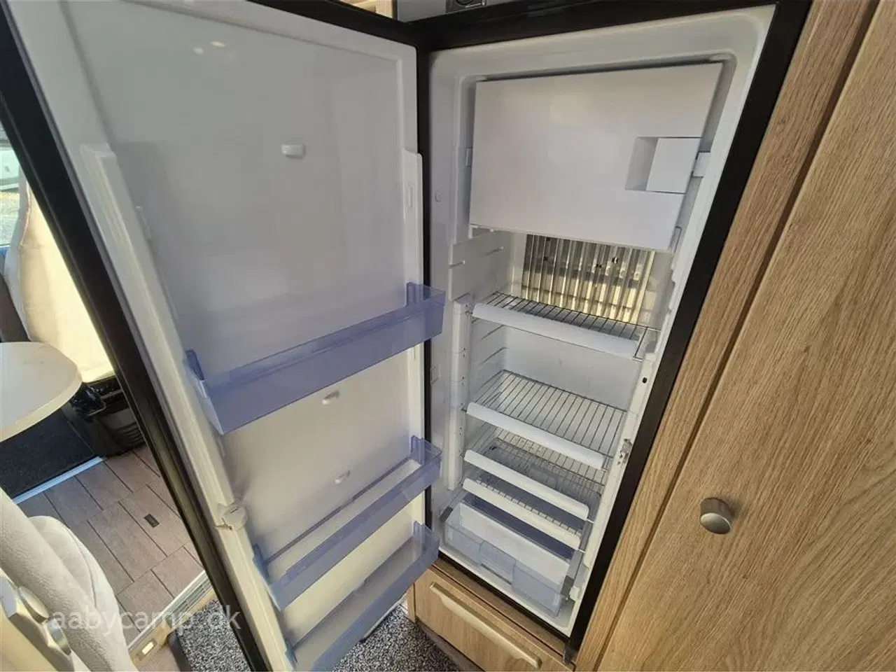 Billede 12 - 2018 - Knaus Sky TI 700 MEB Automatgear. Solceller. Batteri. cykelstativ. Elektrisk indgangstrin. Elektrisk Markise. Anhængertræk. KUN 35,700 KM!!!