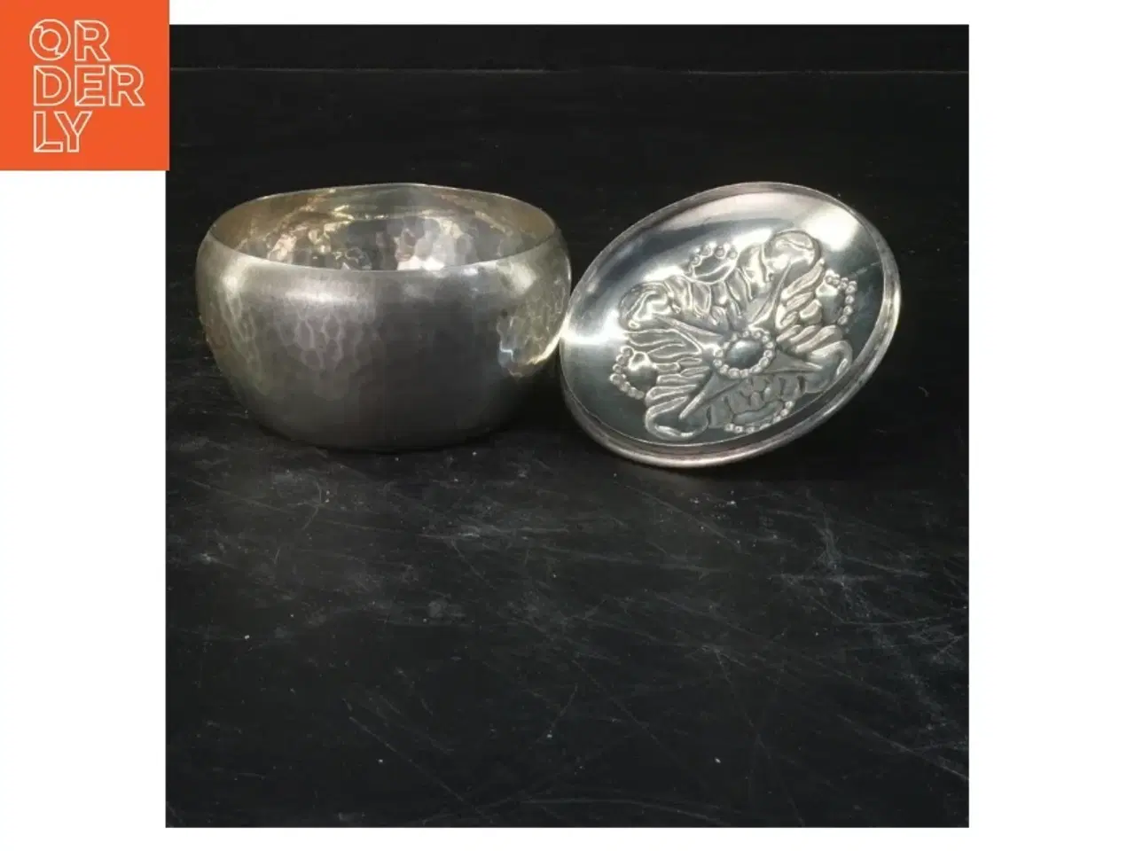 Billede 2 - Dekorativ tin beholder med låg (str. Fart. jeg har kun på 50. gennemsnitsalstenen før op og tænker du, at det er bare så begy