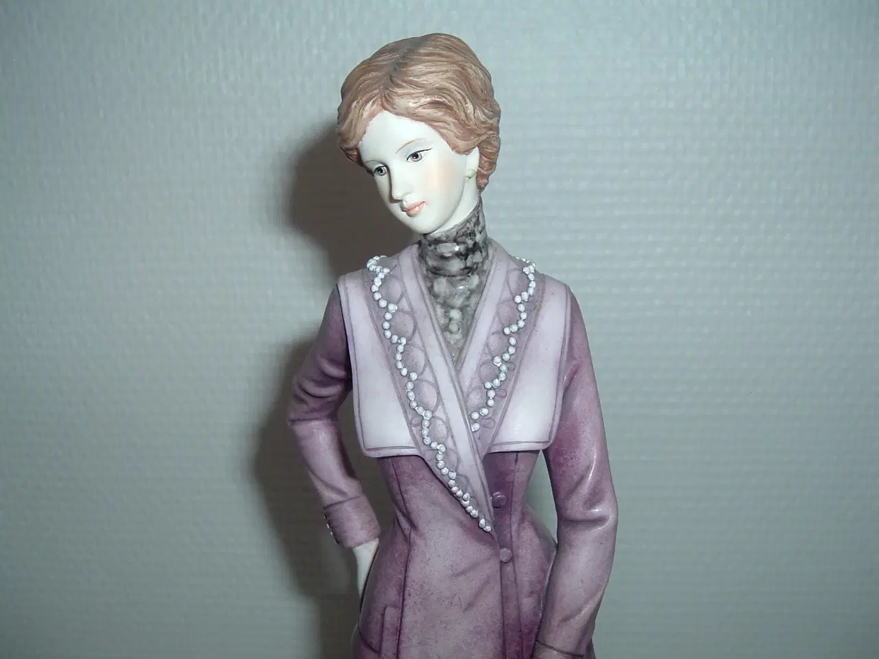 Billede 5 - Porcelænsfigur. Dame med blomsterbuket. 