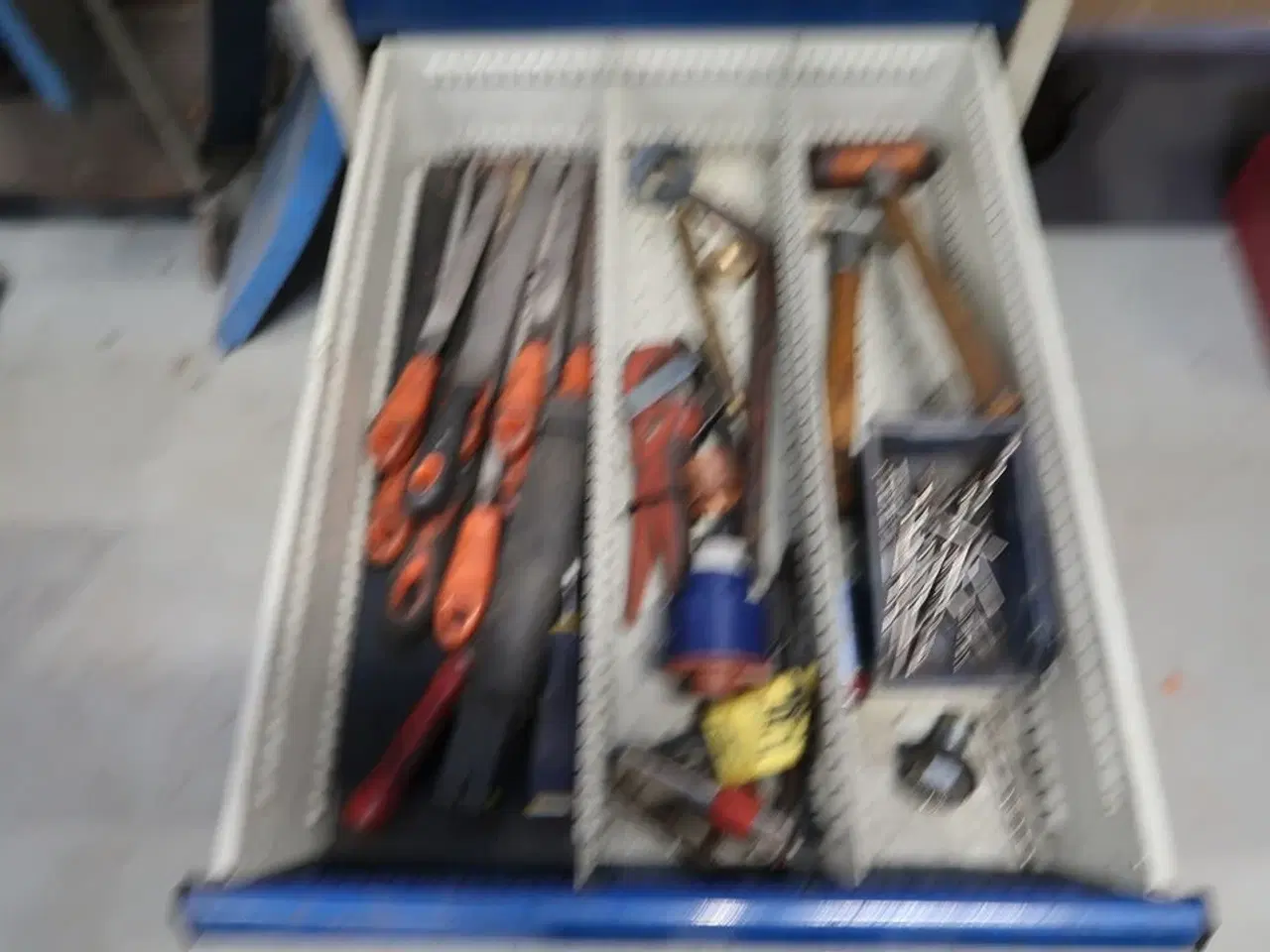 Billede 6 - Arbejdsbord med skruestik samt div. Værktøj