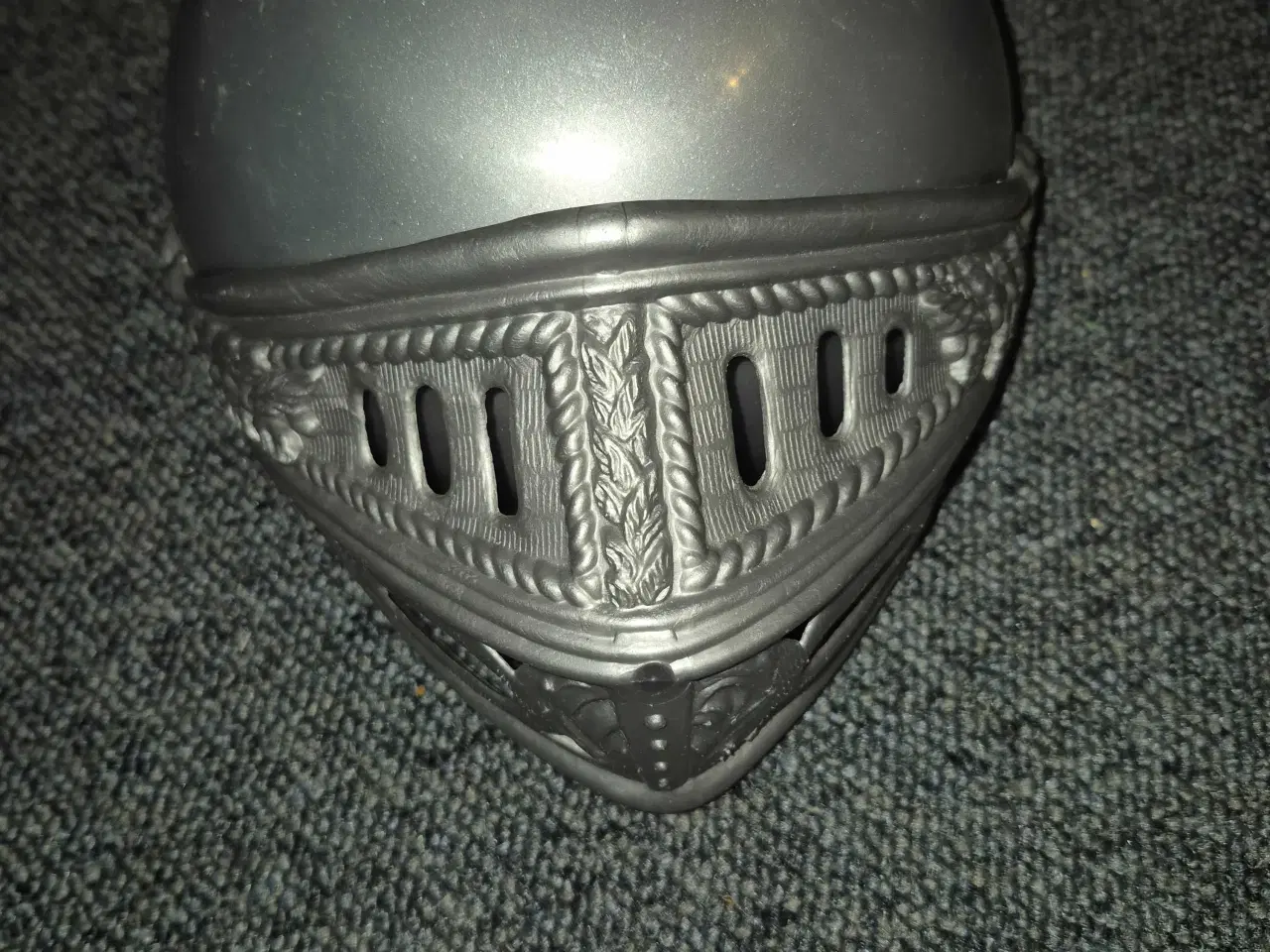Billede 6 - 2 forskellige ridderhjelme