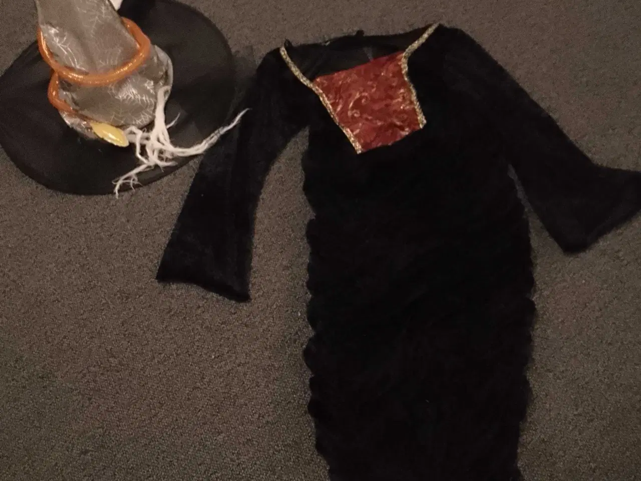 Billede 1 - Flot hekse kjole/ troldkvinde kostume str 140